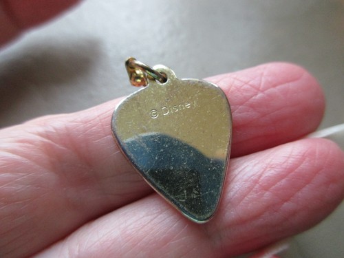 PRETTY VINTAGE GOLD TONE DISNEY CAMP ROCK GUITAL PICK PLECTRUM FOB CHARM PENDANT - Picture 2 of 2
