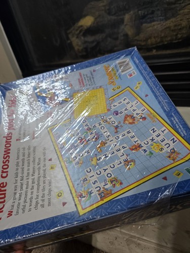 BRAND NEW MB SCRABBLE JUNIOR Your Child's First Crossword Game Ages 5 & Up - Foto 6 di 6