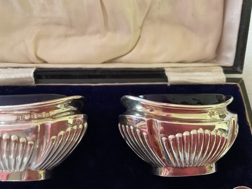 Antique HM Sterling Silver Salt Cellars,Spoons,Blue Glass Liners.Birmingham 1915 - Picture 15 of 15