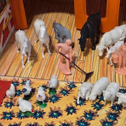 Vintage IDEAL Toys Super Deluxe Farm Play Set • Vinyl and Plastic Barn w/Animals - Picture 4 of 23