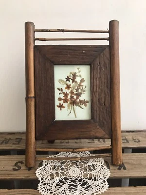 Magnifique cadre vintage en bois et bambou avec bon décor de fleurs séchées - Photo 1/4