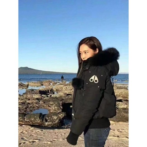 Chaqueta corta de plumón Moose Knuckles para mujer con cuello de piel - Imagen 1 de 6