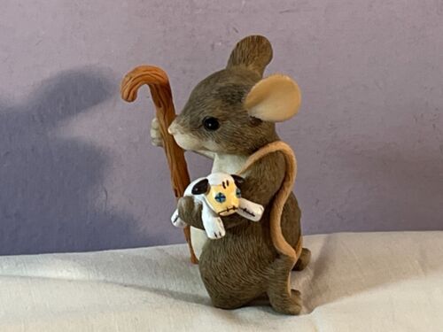 Charming Tails statuina topo con bastone e agnello pastore EX9472 - Foto 2 di 5