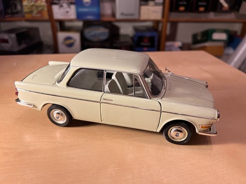 BMW 700 LS Luxus 1962 Signature 1:18 coche escala diecast - Imagen 4 de 4