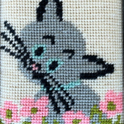 1977 Framed Cross-Stitch Grey Cat Pink Flowers 4.75 x 5.75 inches - Bild 2 von 4