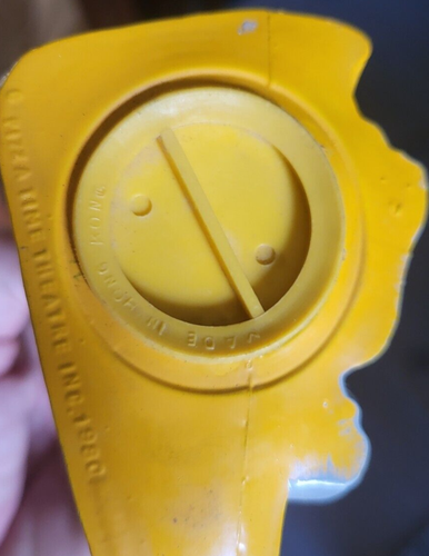 HUMCHA MONEDA QUESO CHUCKIE GUIÑANDO UN OJO DE PLÁSTICO DE COLECCIÓN, BASTÓN Y QUESO 6,5" - Imagen 5 de 5