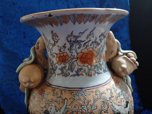 Vintage N Larserak chinesisches Porzellan 3-D geformte Wappenstil Vase, 12 Zoll - Bild 9 von 24