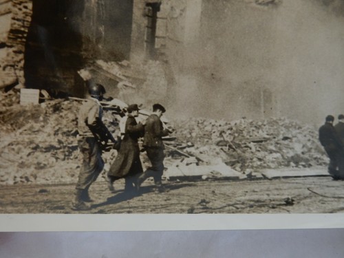 AACHEN WHICH STREET  AMERICAN AND POWs  WW2 PRESS PHOTO  - Picture 4 of 9