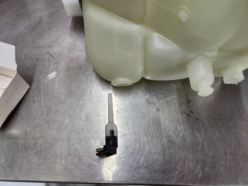 Rein Automotive W/C 140 coolant reservoir 140 500 17 49 with level sensor/cap - Picture 4 of 6