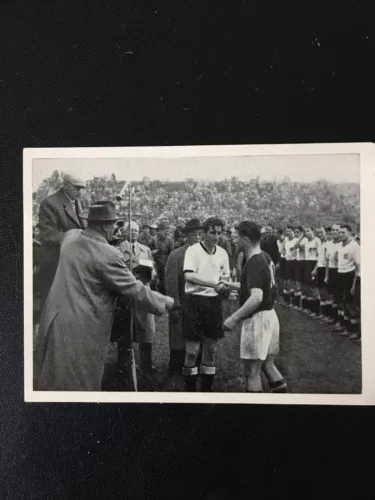 KOSMOS CIGARETTE CARD - GERMAN WORLD CUP 1954 #90 PUSKAS & WALTER shake hands