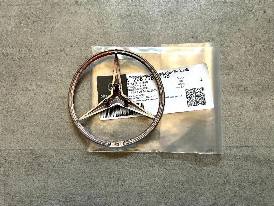 Mercedes-Benz E55 AMG Sedán 99-02 Rojo y Negro Fibra de Carbono Maletero Emblema OEM Estrella Foto 4 de 4