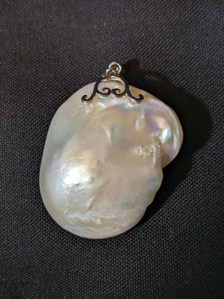 Hermoso colgante de perlas barrocas de forma orgánica y enchapado en rodio de ley Foto 4 de 4