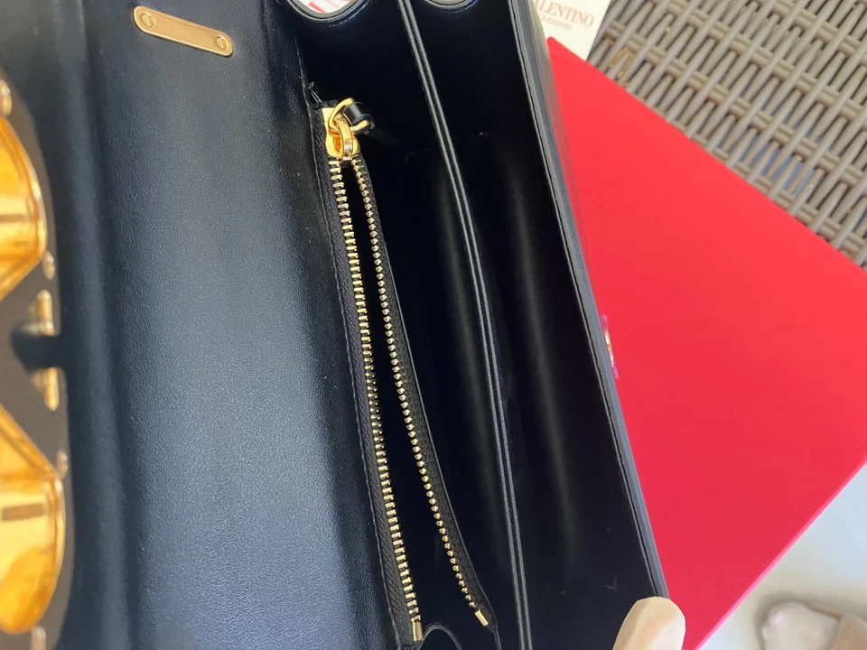 Valentino Garavani Shoulder Bag Black Leather - Imagen 4 de 4