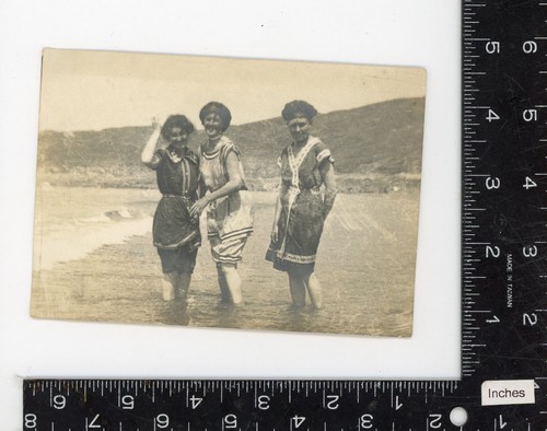 Vintage Schnappschuss Foto Frauen posieren in Badeanzügen Badeanzügen am Strand - Bild 2 von 3