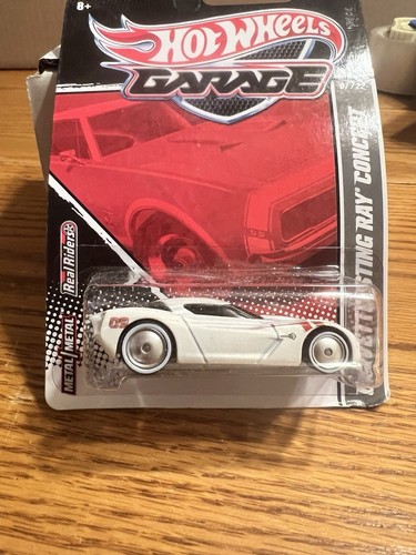 Hot Wheels Garage Corvette Sting Ray Concept 2010 blanco pilotos reales - Imagen 2 de 5