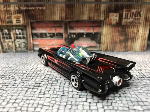 Hot Wheels Batmobile 1966 1/64 Scale Batman & Robin Corgi Repro figures - Picture 4 of 11