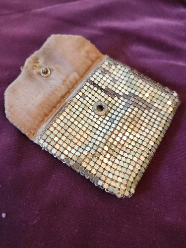 Vintage Gold Mesh Purse w/Taffeta Lining, Ornate Closure, & Matching Coin Purse - Picture 10 of 12