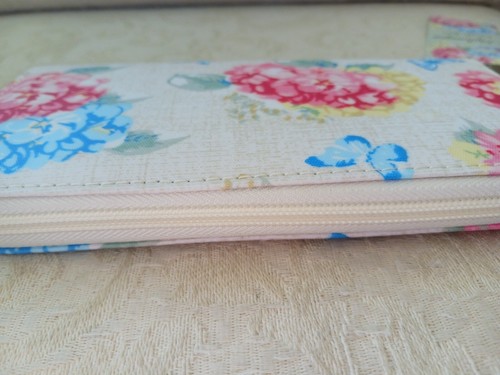 Billetera organizadora Jennifer Rose Hortensia para Menores y Pavey flores nueva con etiquetas - Imagen 4 de 7