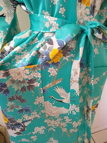 Bata Sedosa Kimono Corta Turquesa Talla Única Floral y Grullas Bolsillos Hecho en Japón - Imagen 3 de 12
