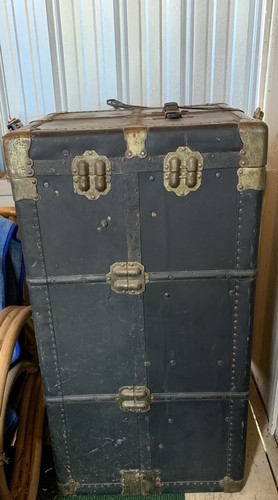 Antique VTG 1923 Henry Likly Standing Wardrobe Steamer Trunk W/ Original Hangers - Picture 4 of 12