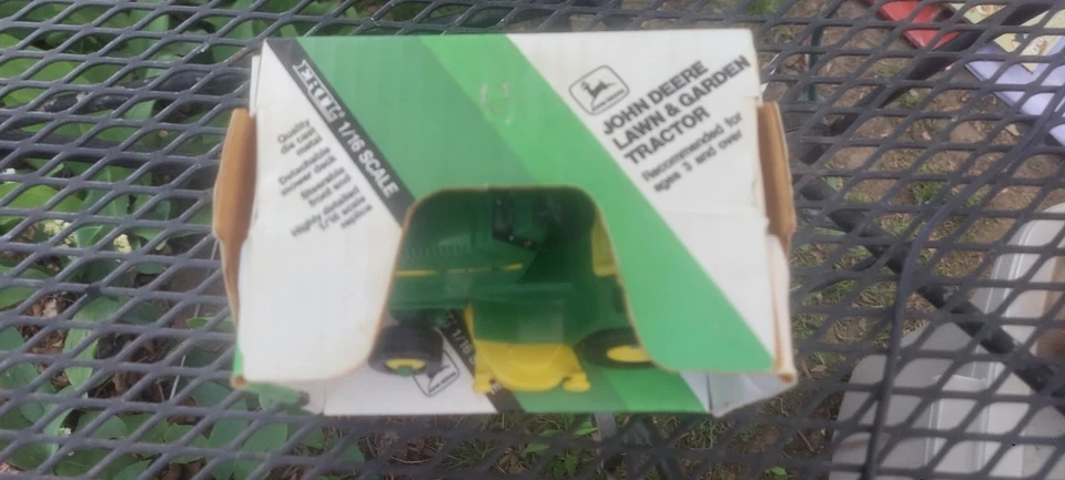 VINTAGE ERTL JOHN DEERE LAWN AND GARDEN MOWER WITH DECK 1/16 - Image 2 of 4