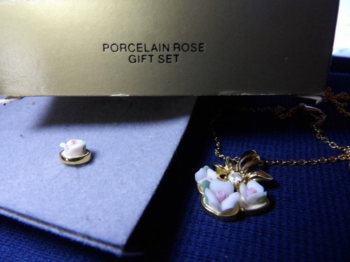 vintage -new Avon gold tone porcelain rose gift set 24''necklace & earrings - Picture 3 of 10