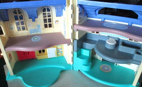 1996, Fisher-Price casa delle bambole pieghevole con cucina, bagno, asilo nido, camera da letto, usata in ottime condizioni - Foto 2 di 17