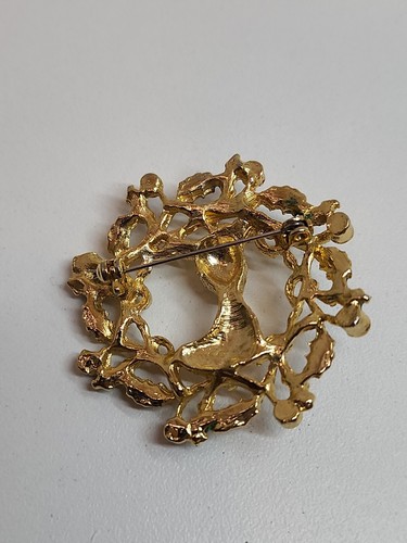 Vintage Christmas Brooch Reindeer Enamel Gold Tone Holly Red Green Open Wreath - Picture 4 of 10