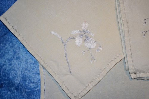 Vintage Lot of 4 Ivory Cream Embroidered Floral Cloth Napkins 15 1/2"x16" - Picture 7 of 24
