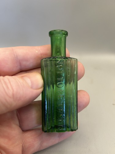 LOVELY VERY SMALL VICTORIAN POISON MEDICINE BOTTLE EMBOSSED ‘NOT TO BE TAKEN’ - Foto 5 di 7