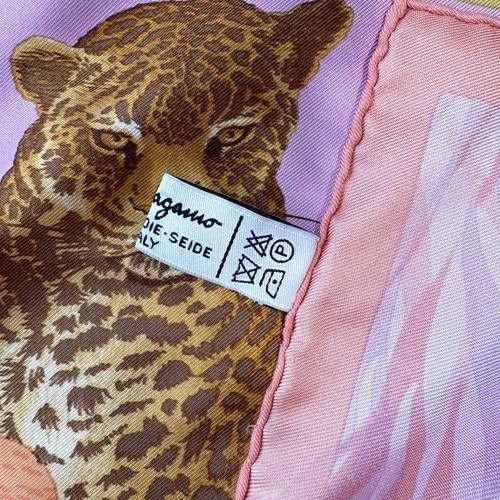 Bufanda de seda grande Salvatore Ferragamo diseño de animales y flores brillante excelente para nosotros - Imagen 6 de 9