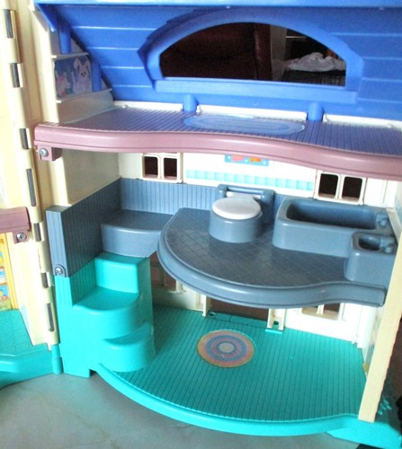 1996, Fisher-Price casa delle bambole pieghevole con cucina, bagno, asilo nido, camera da letto, usata in ottime condizioni - Foto 7 di 17