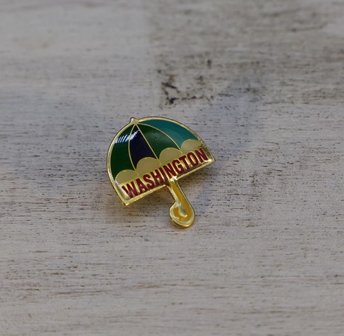 Washington collectible lapel pin badge rainbow umbrella gold tone cute! - Picture 5 of 5