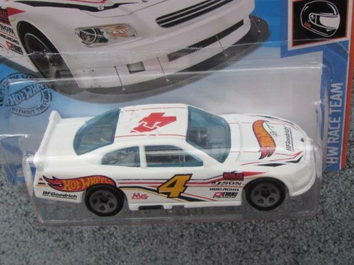 Hot Wheels 2020 #209/250 2010 CHEVY IMPALA white @Q - Picture 2 of 2