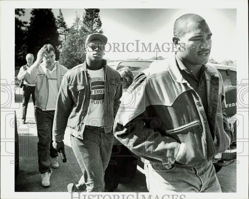 1987 Press Photo New England Patriots Enter Stadium After NFL Strike Settlement