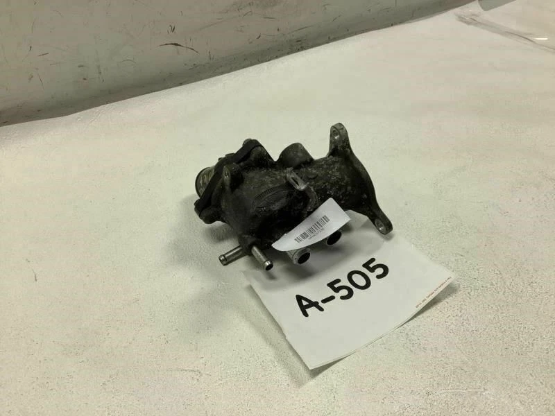 Carcasa termostato salida agua Lexus LS460 2007 OEM+ Foto 3 de 4