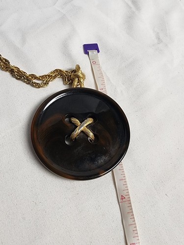 Colgante Lucita Corona Trifari Marrón En Forma de Botón Tono Dorado RARO 3.5" - Imagen 7 de 9