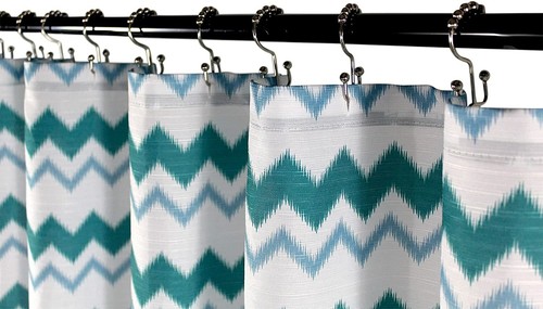 Tenda da doccia in tessuto blu teal per bagno: design Ikat Chevron - Foto 2 di 8