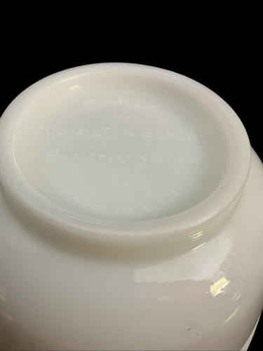 Vintage Pyrex 6.5" White Glass Hamilton Beach Small Mixing Bowl w Pour Spout #23 - Picture 3 of 3