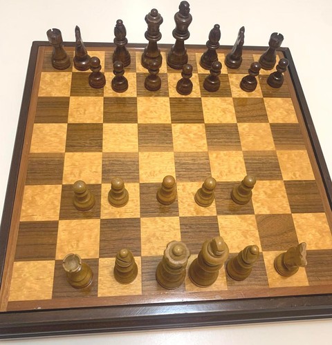 Juego de ajedrez y damas de madera vintage con tablero con incrustaciones + bandeja de almacenamiento piezas adicionales - Imagen 2 de 9