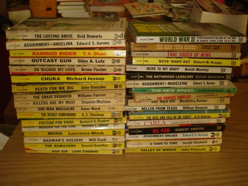 Gold Medal Books lot of 34 vintage paperbacks 1961-62 various between #1081-1227 - Bild 1 von 4