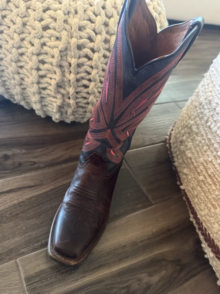 Botas vaqueras Tony Lama 3R usadas para mujer con bordado rosa. Excelente estado Foto 3 de 4