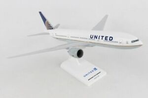 SKYMARKS-SKR597-UNITED-AIRLINES-777-200-1-200-SCALE-PLASTIC-SNAPFIT-MODEL