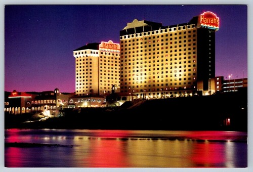 Harrah's Del Rio Hotel & Casino, Night View, Laughlin, Nevada, Chrome Postcard - Picture 1 of 2