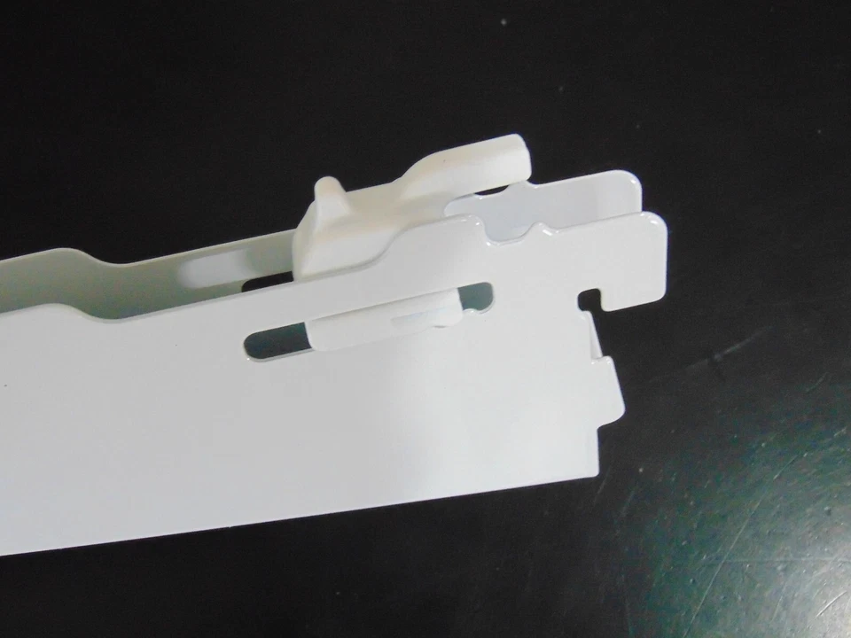 LOTE DE 4 Rubbermaid 12.5” Soporte de Estante Doble Ranura Colgante Configuración Armario Foto 3 de 4