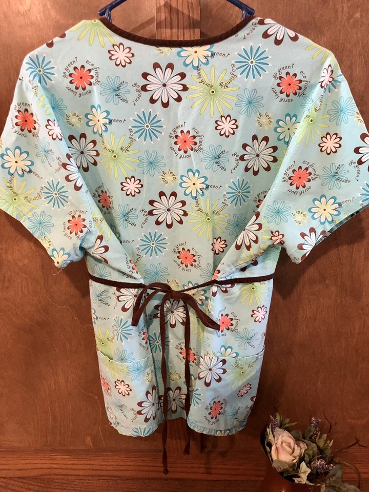 LANDAU SCRUB TOP TALLA L AZUL CIELO SUAVE Y Margaritas Chocolate ¡MANGA CORTA!! Foto 4 de 4