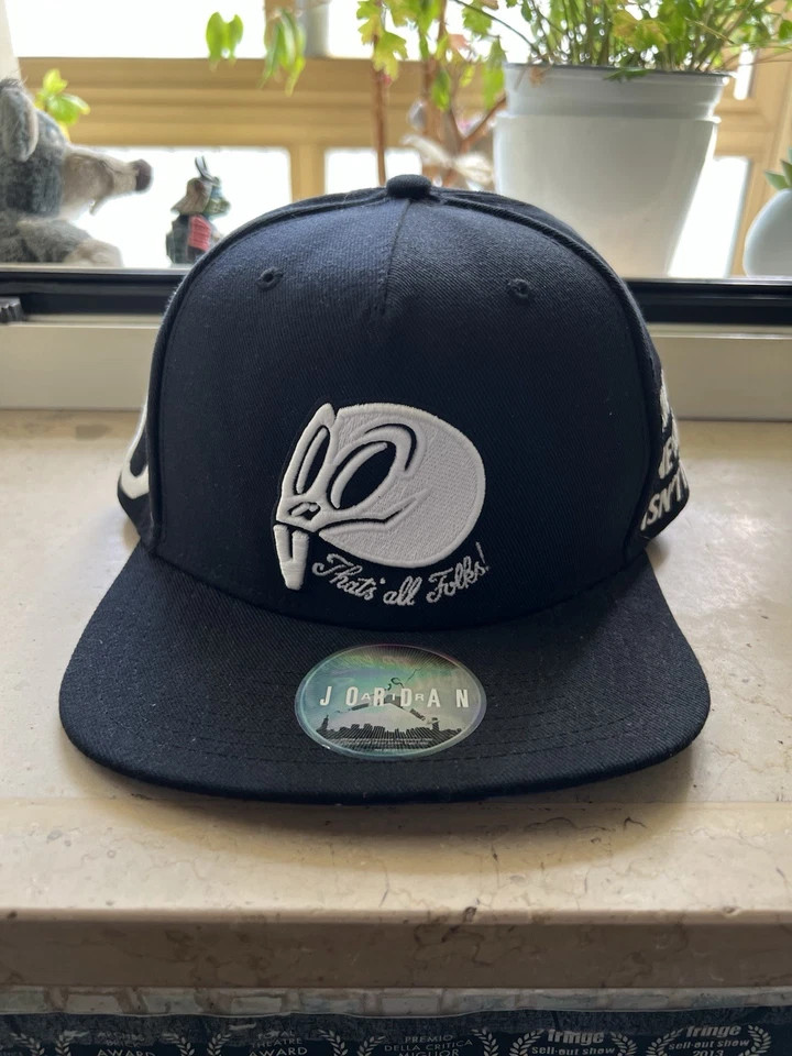  Jordan x Space Jam Snapback Hat "That's All Folks!" Skull Looney Tunes  - Imagem 2 de 4