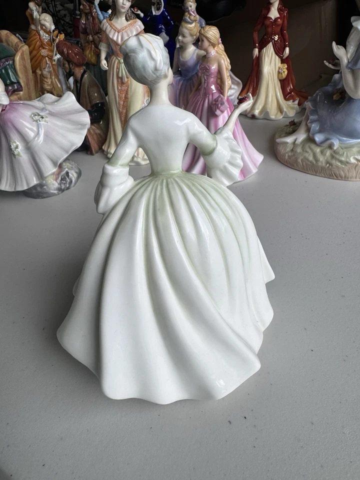 Royal Doulton figurine Diana HN2468 excellent condition! Vintage - Image 4 of 4