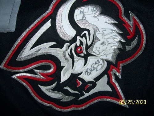 Buffalo Sabres Pro Player NHL Hockey Jersey Size Kids S/M Black Autographes - Picture 2 of 3