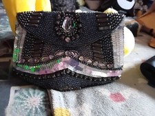 Pochette Asos nera con perline e paillettes, chiusura con bottoni